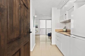 Micro-ondes, plaque de cuisson, cafetière/bouilloire, grille-pain