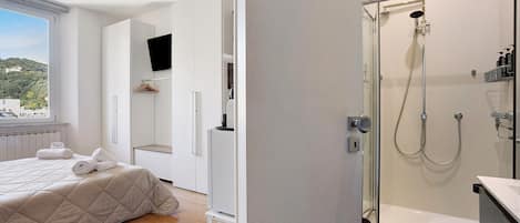 1 habitación, tabla de planchar con plancha, wifi y ropa de cama