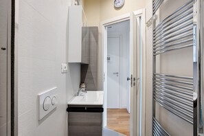 Douche, sèche-cheveux, serviettes fournies