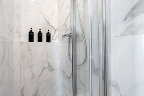 Een douche, een haardroger, handdoeken