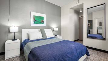 1 habitación, tabla de planchar con plancha y cuna de viaje