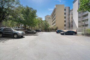 المنطقة المحيطة بالمنشأة