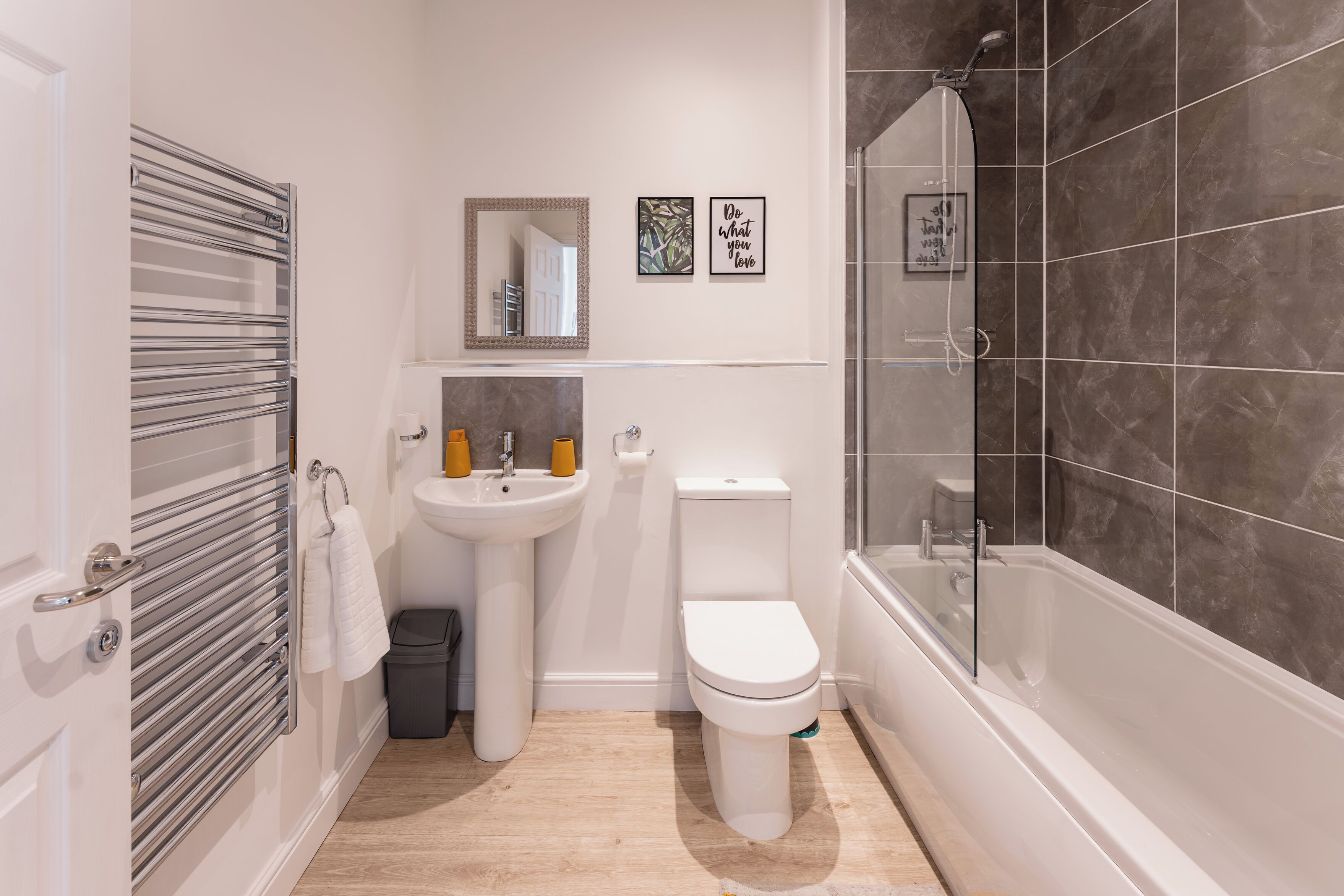 Ein modernes Badezimmer mit Toilette, Waschbecken und Dusche.