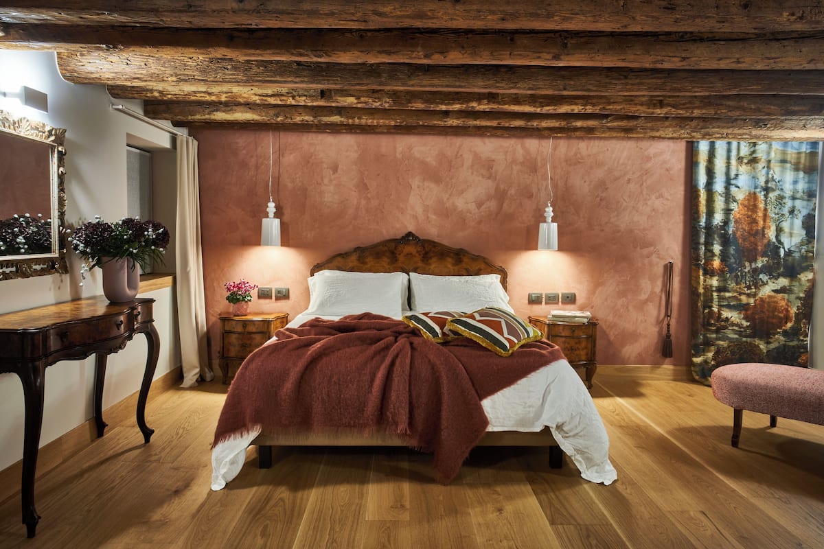 Habitación doble superior, se aceptan mascotas, vista al jardín | Baño | Regadera, regadera tipo lluvia, amenidades de baño gratuitas