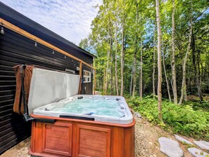 Outdoor spa tub - Spa - Piano - Absolute Comfort - Le montagnard (Saint-Roch-de-Mékinac)