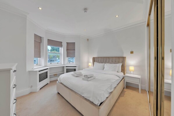 2 bedrooms, iron/ironing board, travel crib, WiFi - Charming 2-Bedroom Apartment in Knightsbridge (Greater London)