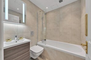Shower, hair dryer, towels - Charming 2-Bedroom Apartment in Knightsbridge (Greater London)