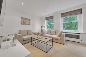 Televisión y oficina 