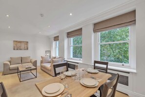 Dining - Charming 2-Bedroom Apartment in Knightsbridge (Greater London)