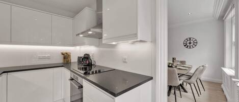 Frigorífico, microondas, horno y placa de cocina