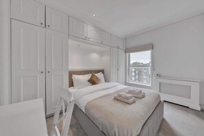 2 habitaciones, tabla de planchar con plancha, cuna de viaje y wifi 