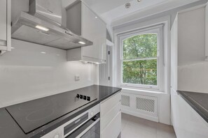 Jääkaappi, mikroaaltouuni, uuni, liesi