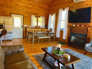 Smart TV, lareira, DVD player, pebolim