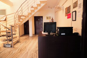 Concierge desk - Roomshala Hotel Green Valley (New Delhi)