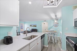 Signature Condo, 1 Bedroom, Patio, Garden View | Private kitchen | Fridge, microwave, oven, stovetop - Colony Club Condos (Gulf Shores)