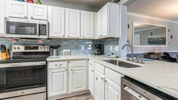 Signature appartement, 3 slaapkamers, balkon, uitzicht op tuin | Privékeuken | Een koelkast, een magnetron, een oven, een kookplaat