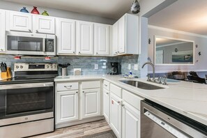 Signature Condo, 3 Bedrooms, Balcony, Garden View | Private kitchen