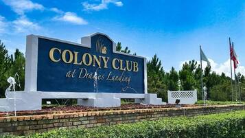 A sign for the Colony Club at Drakes Landing.
