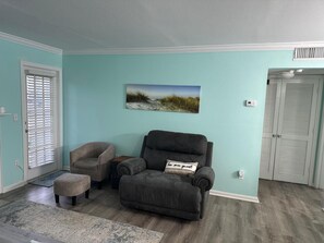 Signature-Apartment, 1 Schlafzimmer, Terrasse, Gartenblick | Wohnzimmer | 40-Zoll-Smart-TV mit Kabelempfang