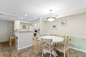 Exclusive-Apartment, 2 Schlafzimmer, Balkon, Gartenblick | Essbereich im Zimmer