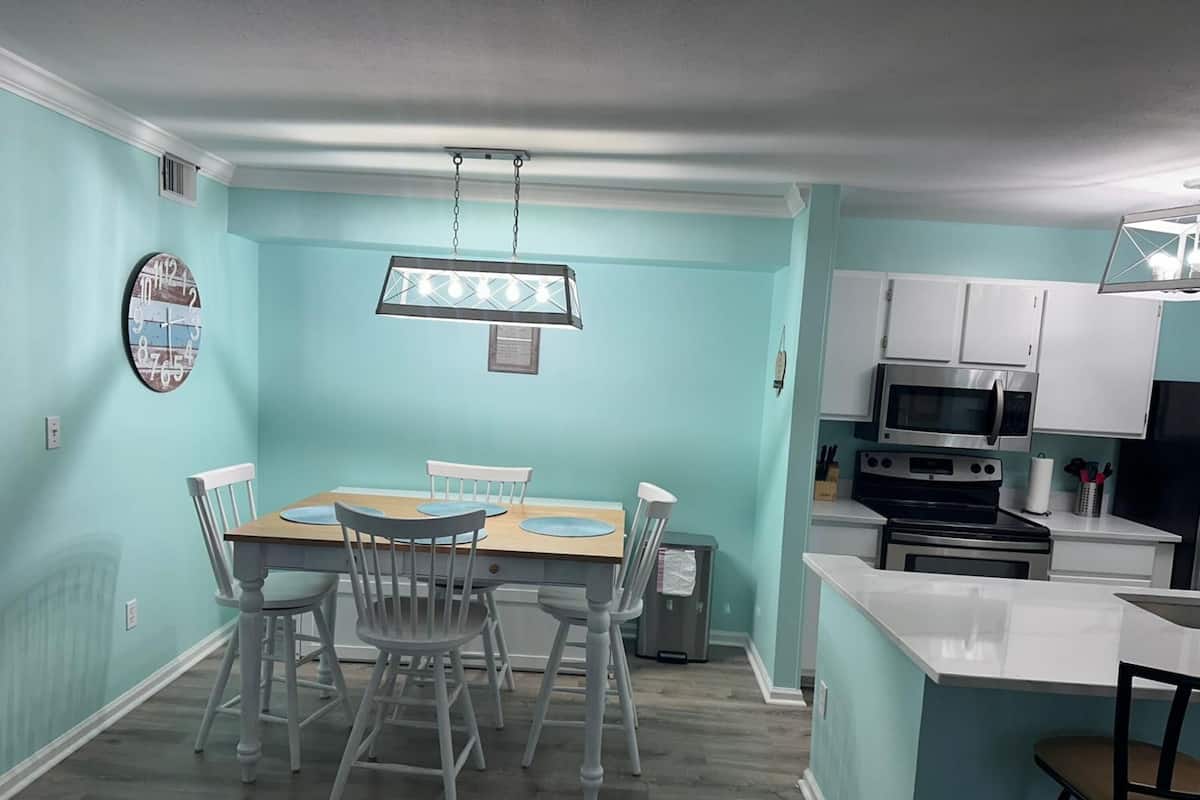 Signature Condo, 1 Bedroom, Patio, Garden View | In-room dining