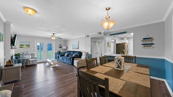 Condo com design assinado, 3 quartos, sacada, vista para o jardim | Sala de estar | Smart TV 40 polegadas com canais a cabo