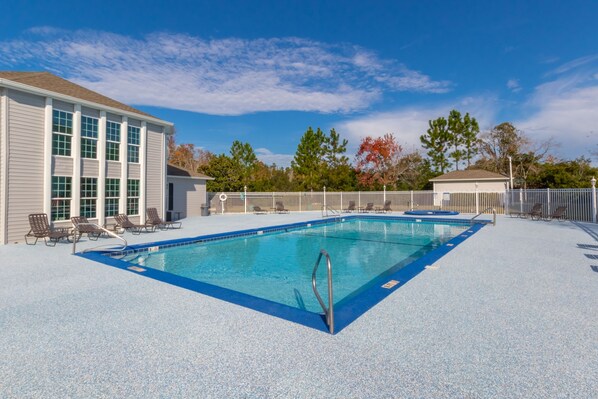 Outdoor pool - Colony Club Condos (Gulf Shores)