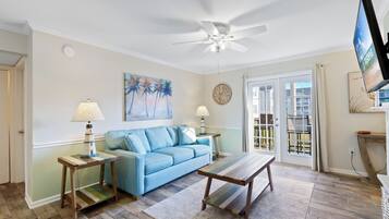 Condo exclusivo, 2 quartos, sacada, vista para o jardim | Sala de estar | Smart TV 40 polegadas com canais a cabo