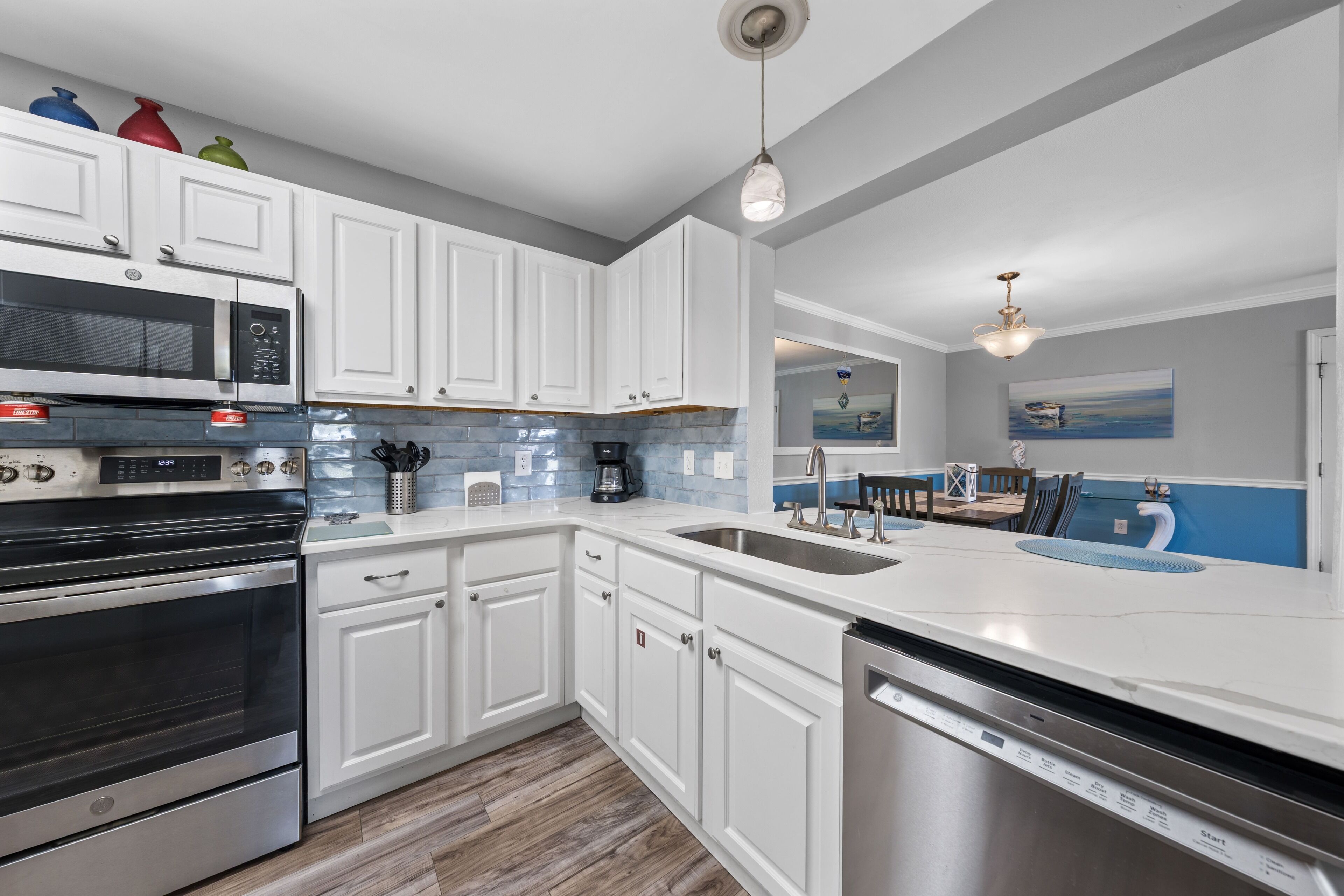 Condo com design assinado, 3 quartos, sacada, vista para o jardim | Cozinha privada | Geladeira, micro-ondas, fogão, cooktop