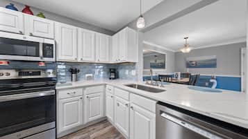 Condo com design assinado, 3 quartos, sacada, vista para o jardim | Cozinha privada | Geladeira, micro-ondas, fogão, cooktop