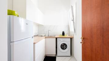 Kühlschrank, Herdplatte, Wasserkocher mit Kaffee-/Teezubehör