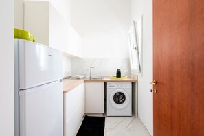 Frigorifero, piano cottura, macchina per tè/caffè