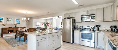 Køleskab, mikrobølgeovn, ovn, kogeplade