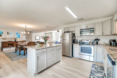 Charming Pensacola Home w/ Pool & Lanai