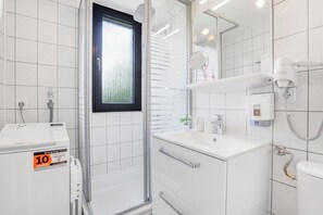 Dusche, Haartrockner, Handtücher, Seife