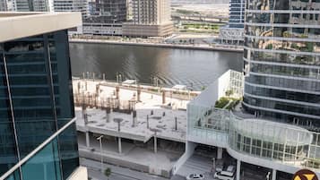 Apartamento superluxo, sacada, vista para o canal | Ferros/tábuas de passar roupa, berços (sobretaxa), Wi-Fi de cortesia