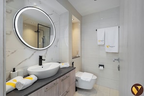 Appartement Luxe, balcon, vue canal | Salle de bain | Douche, douche à « effet pluie », articles de toilette écologiques