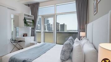 Apartamento superluxo, sacada, vista para o canal | Ferros/tábuas de passar roupa, berços (sobretaxa), Wi-Fi de cortesia