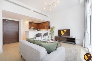 Apartamento superluxo, sacada, vista para o canal | Área de estar | Smart TV 50 polegadas com canais via satélite