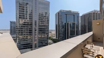 Apartamento superluxo, sacada, vista para o canal | Ferros/tábuas de passar roupa, berços (sobretaxa), Wi-Fi de cortesia