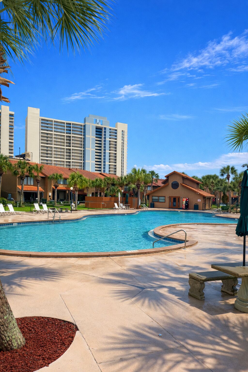 Alberca al aire libre y alberca climatizada