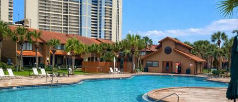 Alberca al aire libre y alberca climatizada