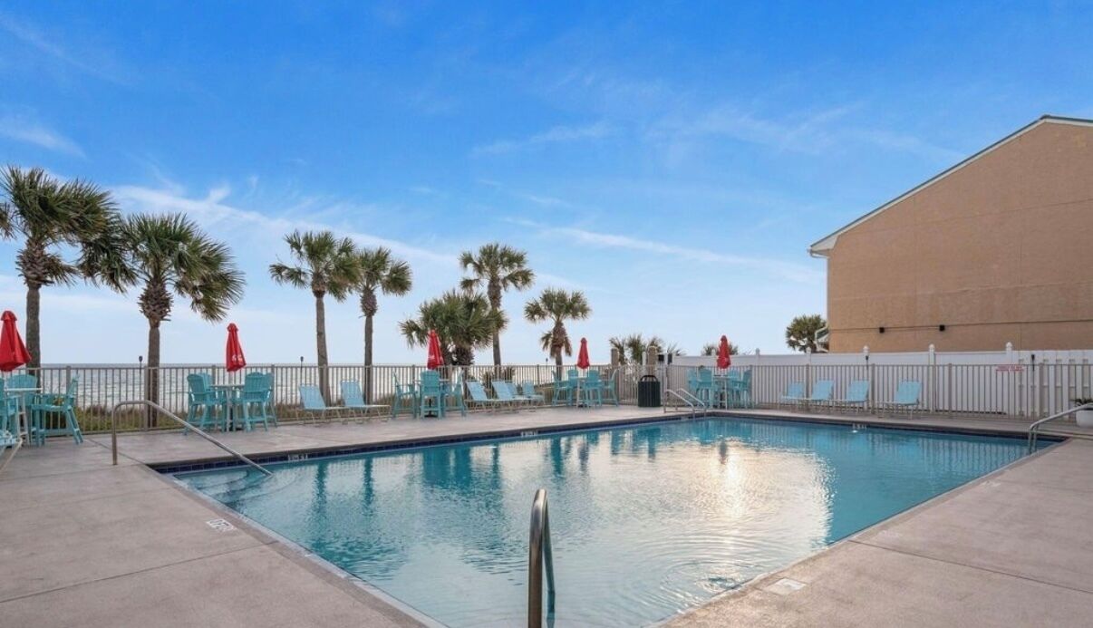 Een buitenzwembad en een verwarmd zwembad