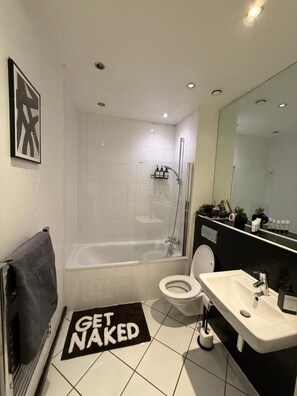 Apartment, 3 Bedrooms, Accessible, Smoking | Bathroom