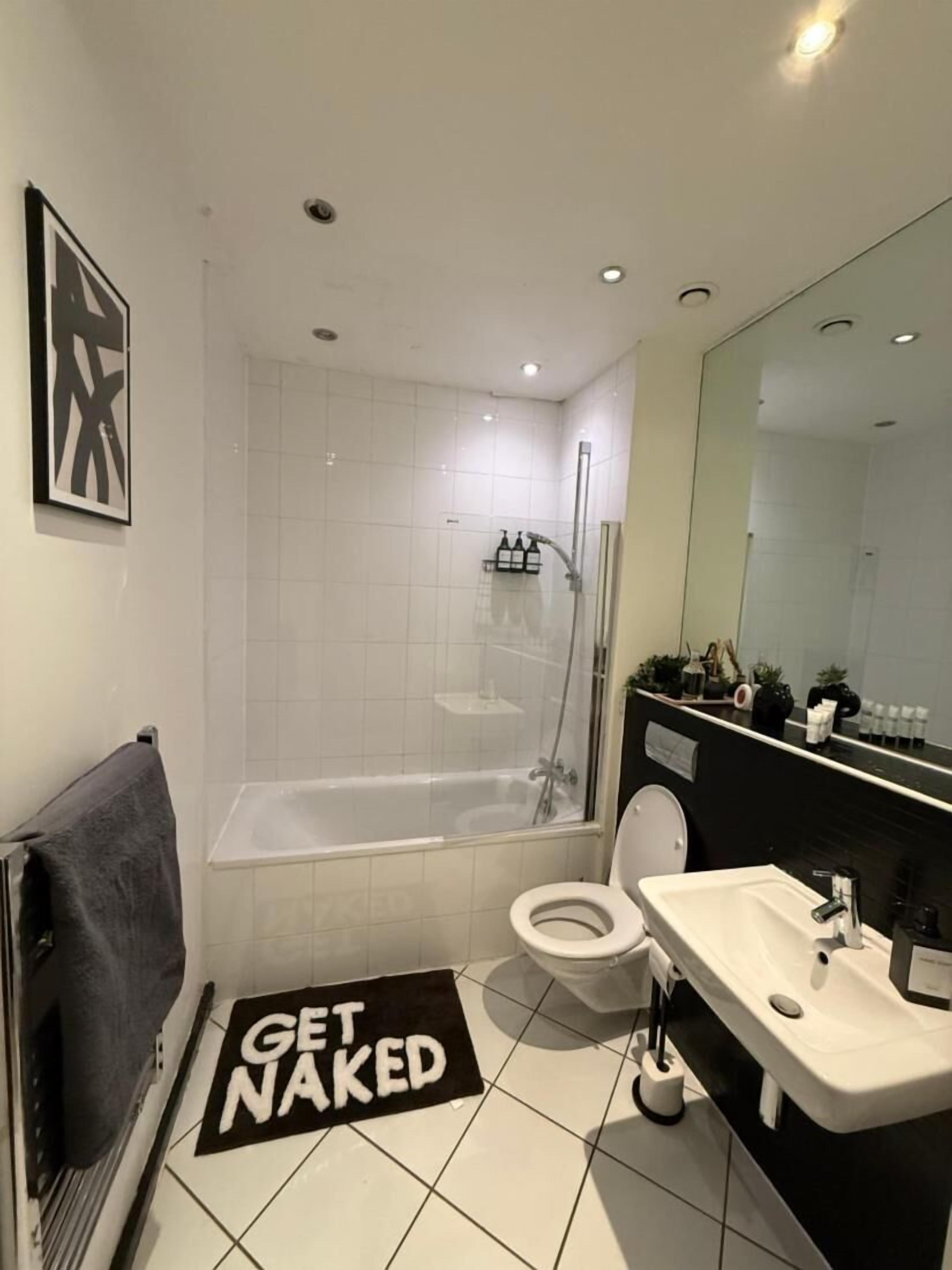 อพาร์ทเมนท์, 3 ห้องนอน, พร้อมสิ่งอำนวยความสะดวกสำหรับผู้พิการ, สูบบุหรี่ได้ | ห้องน้ำ