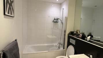 Apartment, 3 Bedrooms, Accessible, Smoking | Bathroom