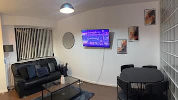 Apartment, 3 Bedrooms, Accessible, Smoking | Living room