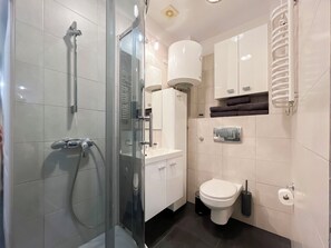 Appartement, vue sur la cour intérieure | Salle de bain
