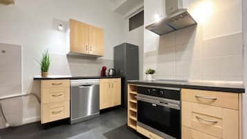 Apartment, Courtyard View | Private kitchen | Electric kettle