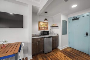 Refrigerador, microondas y cafetera y tetera 